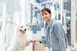 0201_lovepik-young-beauty-and-pet-samoyed-shaking-hands-photo-image_wh860